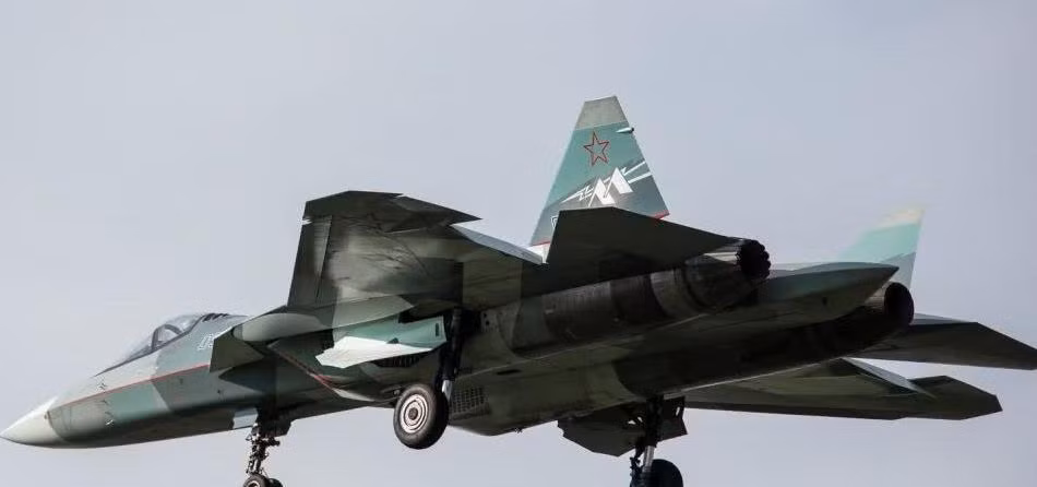 Về hệ thống vũ khí, phía Nga tuyên bố Su-57 có thể trang bị tất cả vũ khí trong hệ thống quân sự Nga, với tải trọng tối đa khoảng 10 tấn. Từ tên lửa chiến đấu đến tên lửa không đối không tầm xa, từ bom dẫn đường chính xác đến tên lửa hành trình phóng từ trên không; những hệ thống vũ khí này được kết nối mạng, thừa khả năng đè bẹp với đối thủ F-22 và F-35.