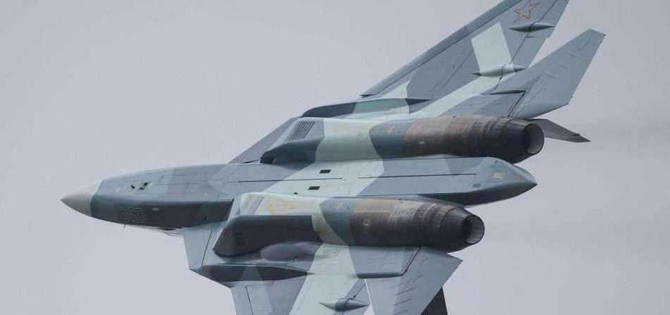 Su-57 là loại máy bay chiến đấu tàng hình hạng nặng, có chiều dài 19,8 mét, sải cánh 13,95 mét, trọng lượng cất cánh tối đa 35 tấn, được trang bị hai động cơ lực đẩy lớn, tốc độ tối đa 2 Mach trở lên và khả năng cơ động tuyệt vời với khả năng hành trình siêu thanh. Su-57 có thể mang số nhiên liệu, đủ để hỗ trợ cho chuyến bay liên tục dài 5.500 km.