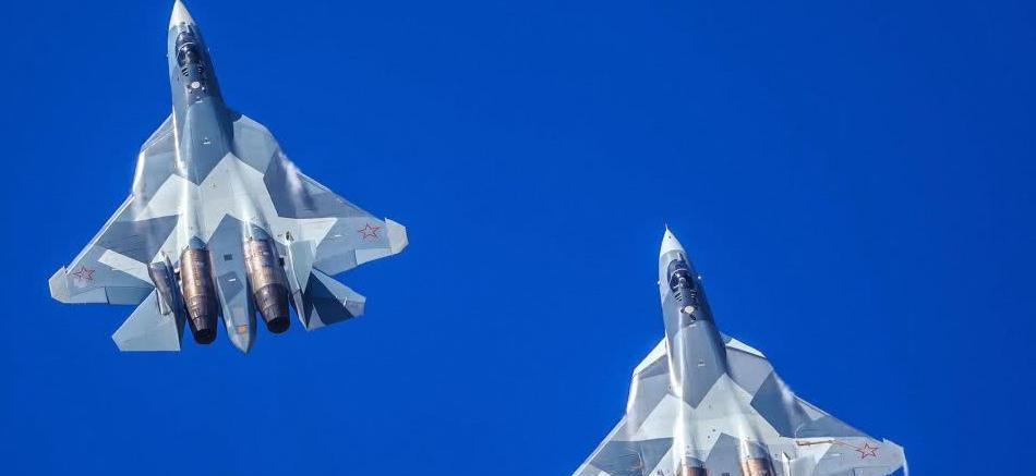 Lực đẩy tối đa của động cơ "Sản phẩm 30" là khoảng 18 tấn, cho Su-57 tỷ lệ lực đẩy trên trọng lượng vượt quá 10, do vậy Su-57 có thể cất cánh chỉ cần chạy đà trên đường băng 300 mét. Điều đáng nói là động cơ "Sản phẩm 30" áp dụng công nghệ lực đẩy vectơ đẳng cấp thế giới, vì vậy Su-57 có thể dễ dàng thực hiện tất cả các loại động tác siêu cơ động, cho Su-57 khả năng không chiến tầm gần vượt trội.
