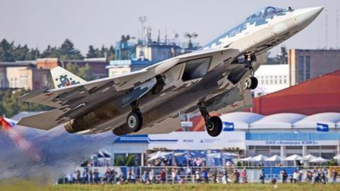 Ngoài ra, khoang chứa vũ khí của Su-57 chưa bao giờ được công khai; rất có khả năng các loại vũ khí của Su-57 sẽ được treo dưới cánh và thân như các loại máy bay thế hệ trước đó, như vậy Su-57 sẽ hoàn toàn không có khả năng tàng hình.