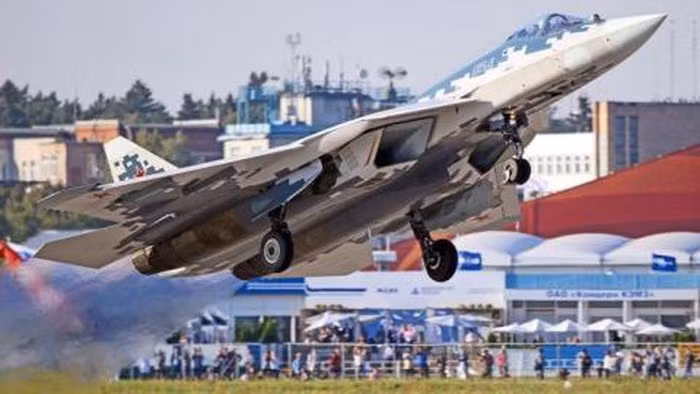 Ngoài ra, khoang chứa vũ khí của Su-57 chưa bao giờ được công khai; rất có khả năng các loại vũ khí của Su-57 sẽ được treo dưới cánh và thân như các loại máy bay thế hệ trước đó, như vậy Su-57 sẽ hoàn toàn không có khả năng tàng hình.