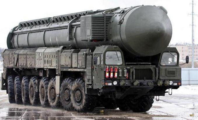 Bù lại, do sử dụng nhiên liệu lỏng nên tên lửa Sarmat có tầm bắn rất xa, có thể bao trùm tất cả các mục tiêu trên toàn thế giới; cùng với đó là tải trọng có mà tên lửa có thể mang theo rất lớn. Bộ Quốc phòng Nga thậm chí còn tự hào tuyên bố rằng, tên lửa Sarmat không giới hạn tầm bắn.