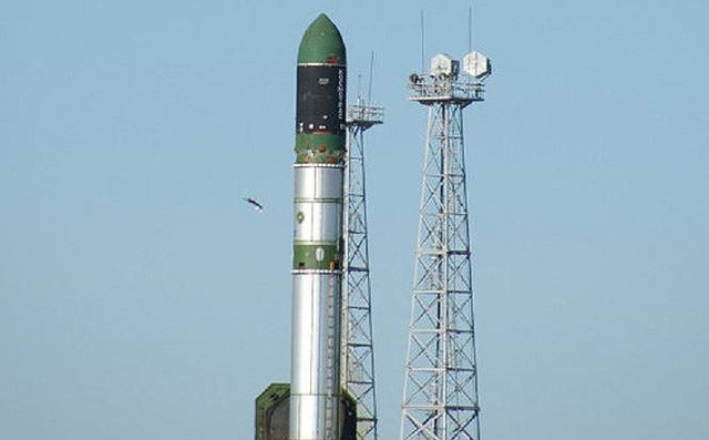 Tên lửa RS-28 Sarmat có chiều dài 35,5 mét, đường kính thân 3 mét, tổng khối lượng 208 tấn (trong đó đầu đạn chiếm gần 10 tấn, lượng nhiên liệu nặng 178 tấn) và có tầm bắn hiệu quả 18.000 km.