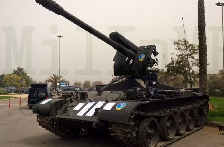 Trong cuộc triển lãm nhỏ ít tiếng tăm ở Lebanon, Lebanon đã giới thiệu mẫu lựu pháo tự hành Tiran D30 xuất khẩu cho lực lượng vũ trang nước này. Trong ảnh, một trong các khẩu pháo Tiran D30 được giới thiệu tại triển lãm SMES 2015.