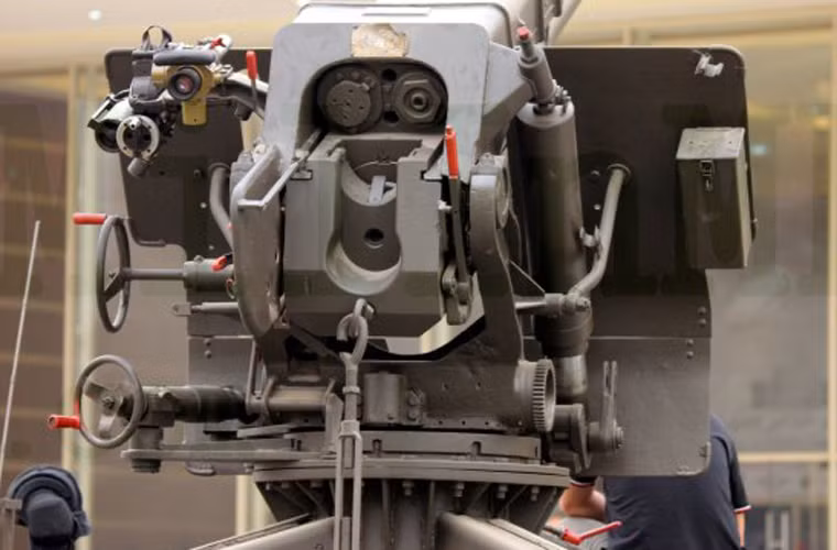 Các bức ảnh chụp cho thấy Tiran D30 không có bất kỳ cơ cấu hỗ trợ nạp đạn nào.