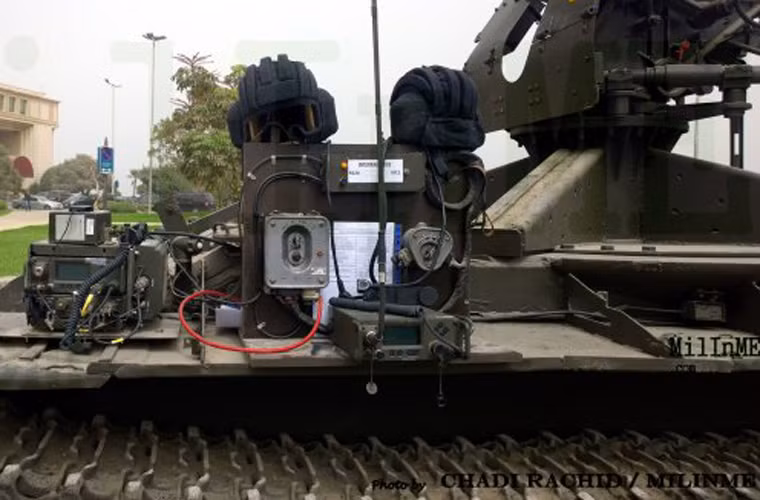 Trên pháo tự hành được trang bị các máy liên lạc để triển khai tác chiến phối hợp với đơn vị bạn.