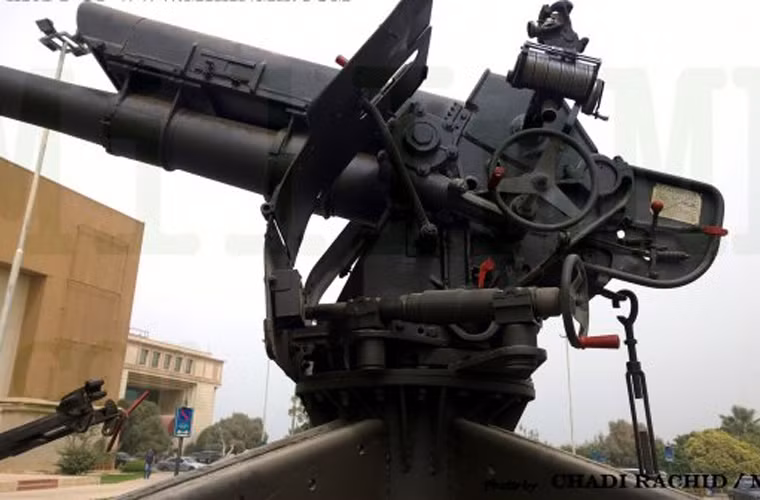 Cận cảnh bệ pháo D30 122mm cũng là sản phẩm do Liên Xô sản xuất.