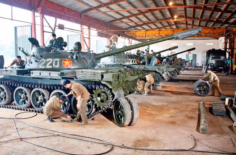 Hiện Việt Nam có trong biên chế hàng trăm xe tăng T-54/55 là “gốc” của khung gầm Tiran…