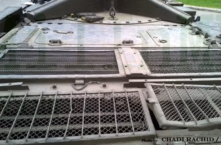 Pháo thủ sẽ đứng trực tiếp trên nóc xe tăng và nạp đạn khai hỏa.