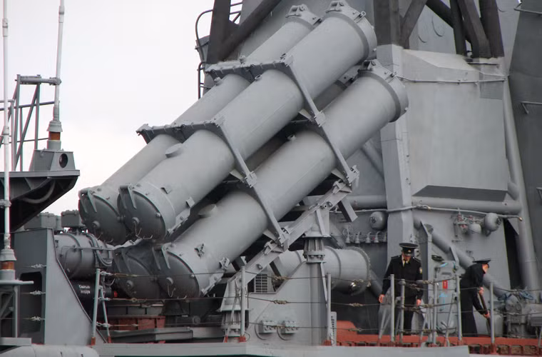 Về hỏa lực chống tàu, như đã nói ở trên, Smetlivy trang bị hai bệ phóng tổ hợp tên lửa chống hạm Kh-35 Uran bố trí dọc thân tàu.