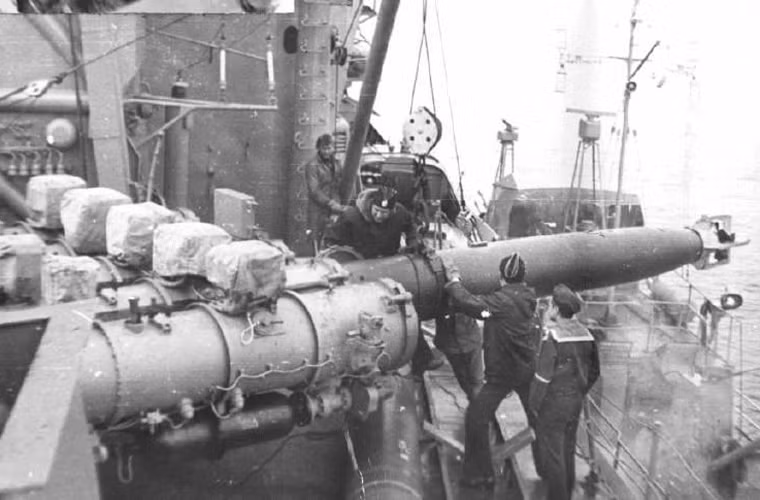 …và 5 ống phóng ngư lôi 533mm có thể dùng nhiều loại ngư lôi săn ngầm/chống hạm có tầm phóng vài chục km.