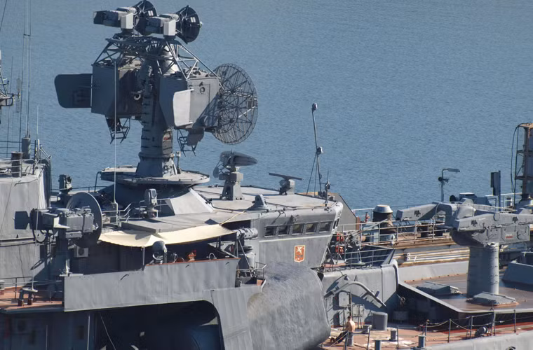 Vì là thiết kế từ những năm 1960 nên không lạ khi Smetlivy rất đồ sộ với bố trí radar lớn, lộ liễu nằm chi chít trên thượng tầng tàu.