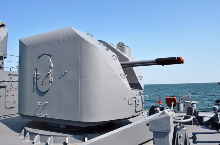 Ngoài ra, tàu còn có hệ thống pháo hạm AK-726 trang bị hệ thống điều khiển hỏa lực Fut-B, có khả năng bắn hạ mục tiêu máy báy bay với tốc độ 350-650 m/s và ở độ cao 500-6.000m, tầm bắn 18,3km. Với mục tiêu mặt nước thì AK-726 đạt tầm bắn 8,2km.