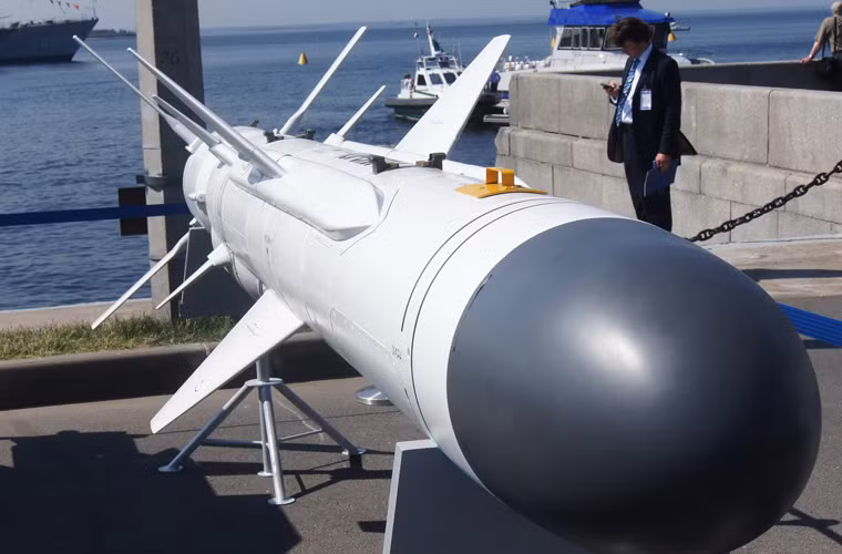 Đạn tên lửa Kh-35 biến thể phục vụ cho Hải quân Nga mang đầu đạn 145kg, đạt tầm phóng 130km, phát hiện mục tiêu với đầu dẫn chủ động 20km, pha cuối bay cách mặt nước 4m, tốc độ hành trình Mach 0,8.