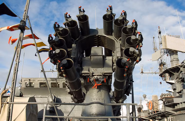 Smetlivy cũng có khả năng chống ngầm tương đối mạnh với hai bệ phóng bom RBU-6000…