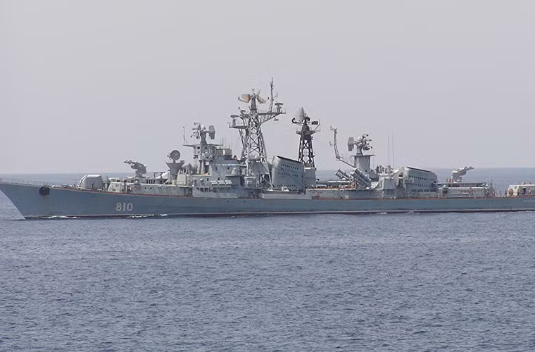 Theo nguồn tin RT, trước đó tàu chiến Nga đã phát hiện tàu cá của Thổ Nhĩ Kỳ ở khoảng cách khoảng 1km. Tàu cá này đang tiến lại gần tàu Smetlivy và “phớt lờ” những tín hiệu liên lạc từ phía tàu Nga. Để tránh một sự cố va chạm có thể xảy ra giữa hai tàu, tàu Nga buộc phải nổ súng cảnh báo đối với tàu cá Thổ Nhĩ Kỳ khi nó đến gần tàu Smetlivy với khoảng cách 600m. Bộ Quốc phòng Nga cho biết, tàu cá Thổ Nhĩ Kỳ đã đổi hướng sau đó nhưng không liên lạc với tàu chiến của Nga.