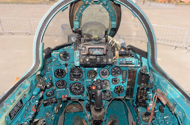 Buồng lái của một chiếc MiG-27.