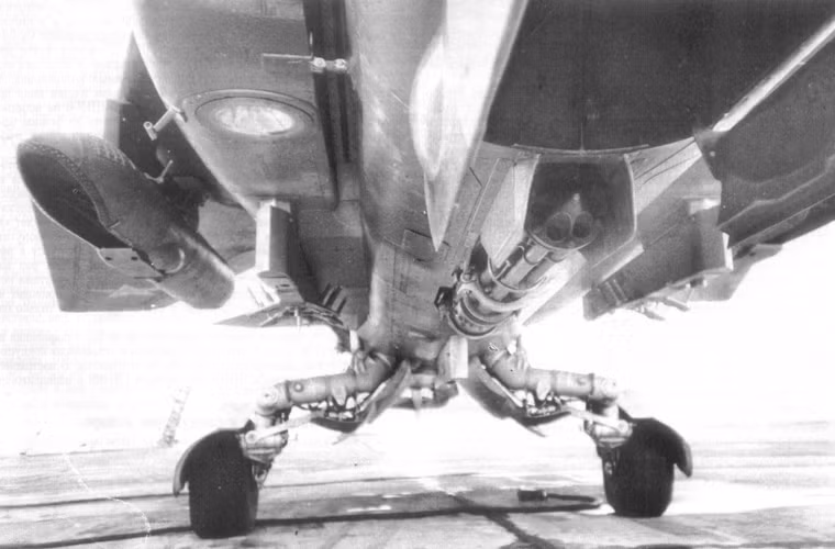 Máy bay cường kích MiG-27 nằm trong số ít máy bay phản lực chiến đấu Liên Xô trang bị cỗ pháo 6 nòng cỡ 30mm GSh-6-30 kiểu Gatling. Khẩu pháo này có tốc độ bắn lý thuyết 4.000-6.000 phát/phút, phù hợp với chống mục tiêu bọc thép, công sự kiên cố. Cơ số đạn khoảng 200-300 viên. Ảnh: Pháo GSh-6-30 đặt dưới thân máy bay.