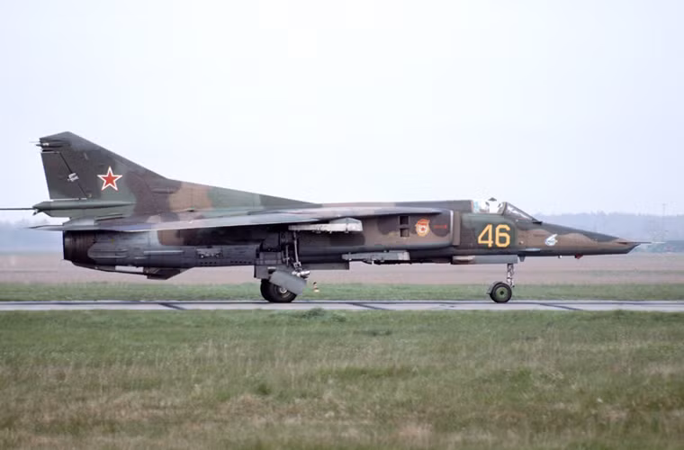 Hiện nay, chỉ còn Không quân Ấn Độ (165 chiếc), Không quân Kazakhstan (12 chiếc) và Không quân Sri Lanka (10 chiếc) còn sử dụng máy bay cường kích MiG-27. Trong khi đó Không quân Nga đã cho ra khỏi trang bị từ lâu.