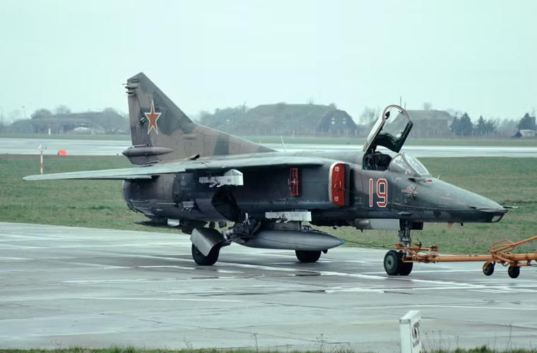 MiG-27 thực ra là sự "tiến hóa" vượt bậc trên cơ sở biến thể máy bay cường kích MiG-23BN của dòng tiêm kích đánh chặn cánh cụp cánh xòe MiG-23. Nó cùng sử dụng khung gầm cơ sở MiG-23 nhưng được tối ưu hóa tốt hơn phục vụ vai trò đánh đất. Nguyên mẫu thực hiện chuyến bay đầu tiên vào tháng 8/1970, chính thức phục vụ năm 1975.