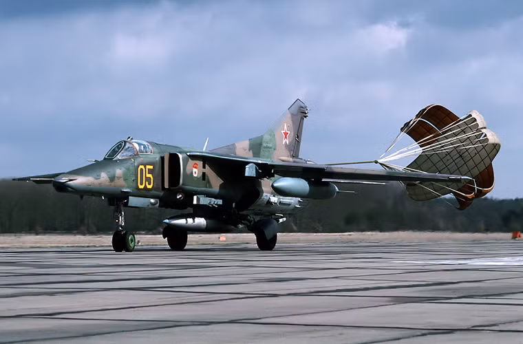 Máy bay cường kích MiG-27 có bán kính chiến đấu 780km hoặc 540km với vũ khí gồm 2 quả tên lửa Kh-29 cùng ba thùng nhiên liệu phụ hoặc chỉ 225km với hai tên lửa Kh-29 và không kèm nhiên liệu treo ngoài, trần bay 14.000m.