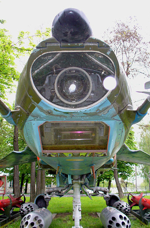 Vì là máy bay cường kích nên MiG-27 không được đầu tư radar mà thay vào đó hệ thống ngắm bắn/chỉ thị mục tiêu Kyra-23 gồm kênh TV, laser đo xa dùng cho tên lửa.