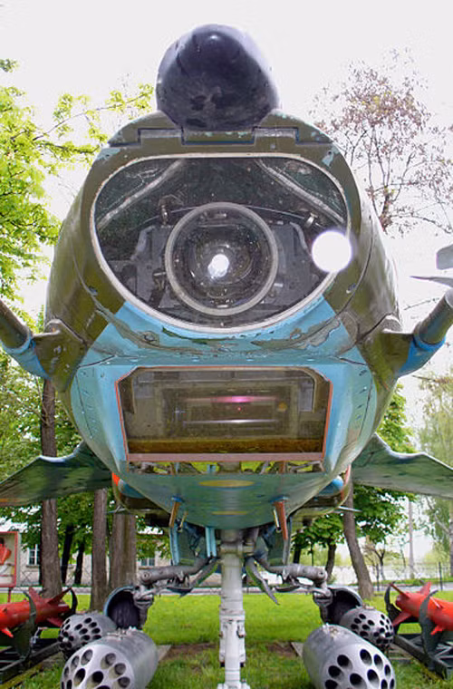 Vì là máy bay cường kích nên MiG-27 không được đầu tư radar mà thay vào đó hệ thống ngắm bắn/chỉ thị mục tiêu Kyra-23 gồm kênh TV, laser đo xa dùng cho tên lửa.