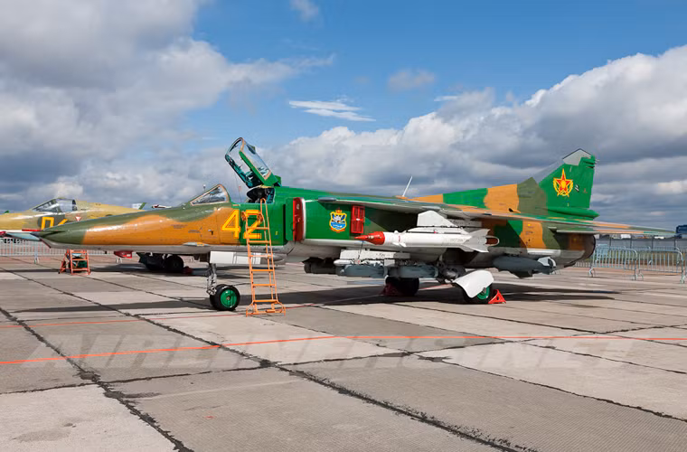 Trên thân máy bay trang bị 7 giá treo cho phép mang 4 tấn vũ khí gồm bom, tên lửa đối đất. Vũ khí dẫn đường đối đất của MiG-27 gồm tên lửa chiến thuật Kh-25L và Kh-23. Chúng đều có tầm bắn ngắn khoảng 10-15km.