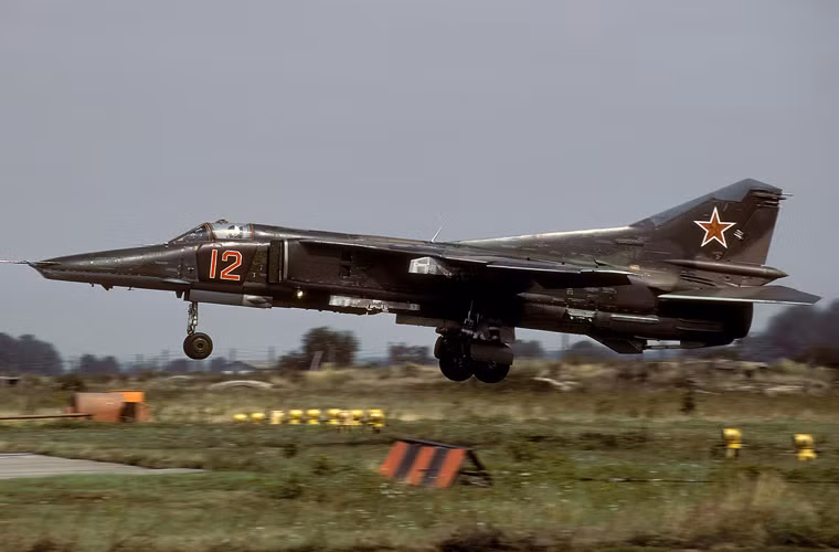 So với MiG-23, MiG-27 có nhiều cải tiến khung thân, ví dụ như bộ càng đáp chắc chắn hơn, thuận lợi cho việc hoạt động ở sân bay có chất lượng kém.