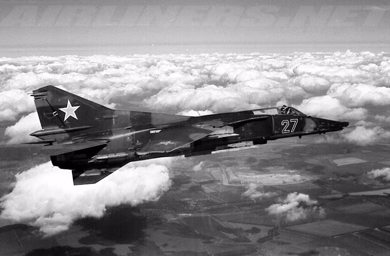 Tuy nhiên, trong quá trình phát triển dòng chiến đấu cơ MiG, các nhà thiết kế công ty này lại tạo ra mẫu máy bay kỳ lạ, đi ngược hoàn toàn mục đích, nhiệm vụ của hầu hết các thế hệ trước đó và cả sau này. Đó chính là máy bay cường kích MiG-27, mang danh họ MiG nhưng chuyên “đánh đất”, không giỏi đánh trên không.