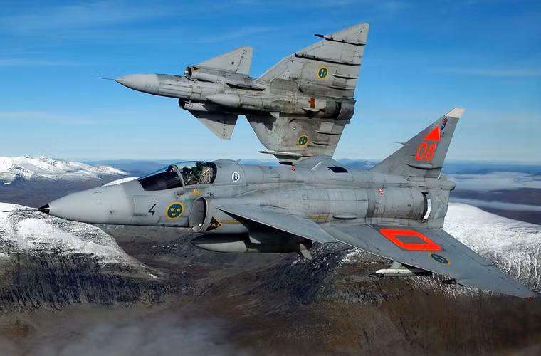  Tiêm kích JA 37 là biến thể của dòng máy bay chiến đấu tầm ngắn - trung, một động cơ, một chỗ ngồi Saab 37 Viggen do công ty Saab Thụy Điển phát triển cho Không quân Thụy Điển sử dụng từ năm 1970-1990 với số lượng 329 chiếc.