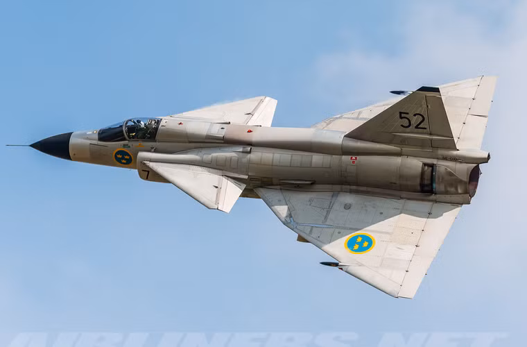 Dường như thiết kế cánh mũi đã là thương hiệu của máy bay chiến đấu Saab, như thế hệ JAS-39 Gripen sau này, JA 37 Viggen cũng sử dụng thiết kế cánh mũi nằm gần buồng lái. Phần cánh mũi của JA 39 nhìn khá lớn, với loại cánh này thì máy bay không cần cánh đuôi ngang, tuy nhiên phần mềm điều khiển bay sẽ khá phức tạp.