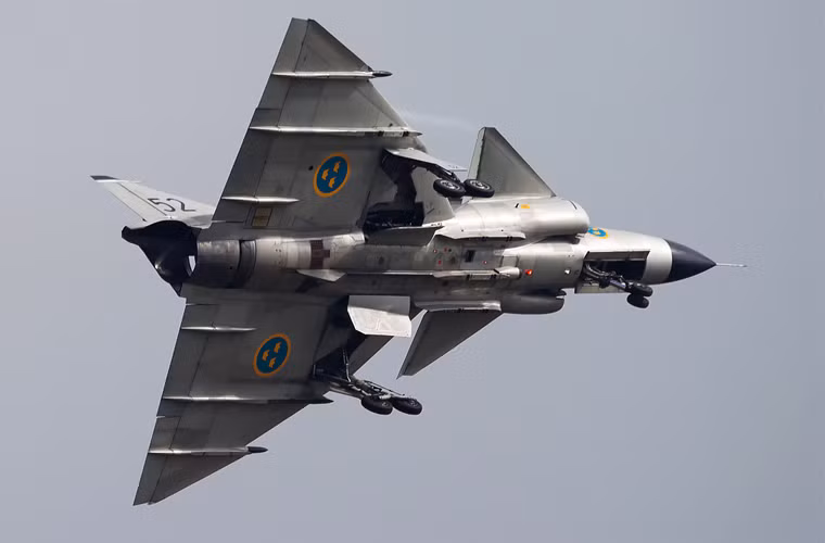 Được thiết kế cho nhiệm vụ đánh chặn, JA 37 được trang bị radar xung-doppler PS 46/A có tầm trinh sát chỉ khoảng 48km.