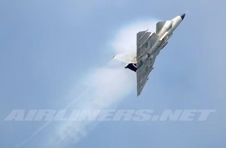 Với một động cơ, JA 37 đạt tốc độ tối đa 2.231km/h ở trần bay cao 11km, tầm bay với nhiên liệu trong thân tới 2.000km, độ cao bay 18.000m.