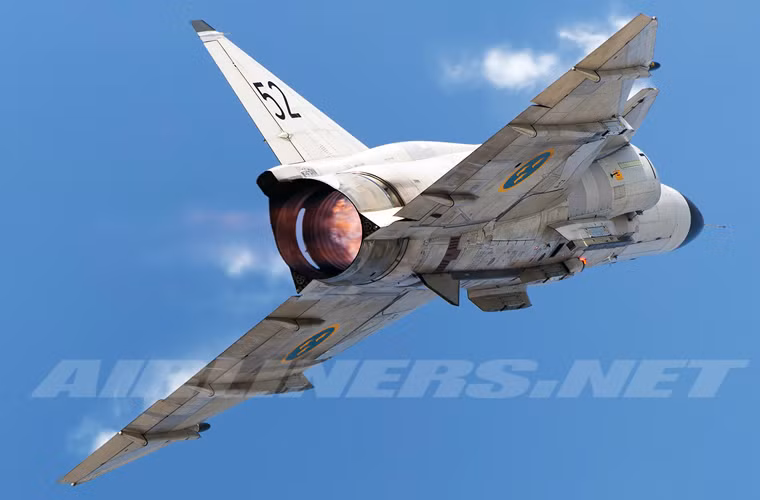 Tiêm kích đánh chặn JA 37 được trang bị một động cơ tuốc bin phản lực Volvo RM8 sao chép mẫu JT8D của Pratt và Whitney tích hợp công nghệ đẩy đảo chiều tối ưu khả năng hạ cánh đường băng ngắn.