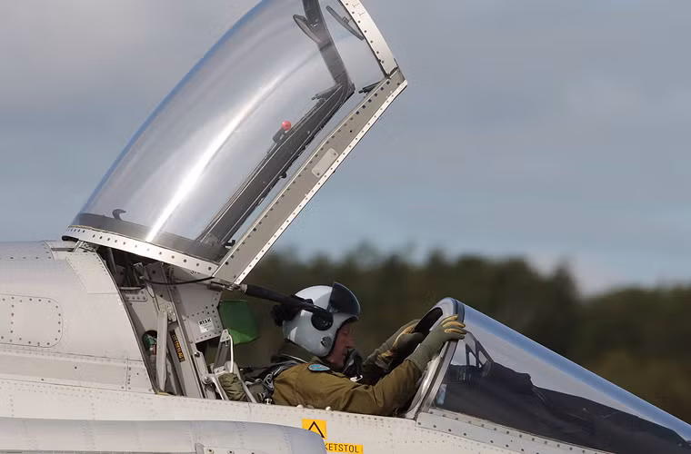 Phi công được trang bị ghế phóng khẩn cấp Raketstol 3 là cứu cánh cuối cùng cho phi công nếu máy bay bị bắn hạ.