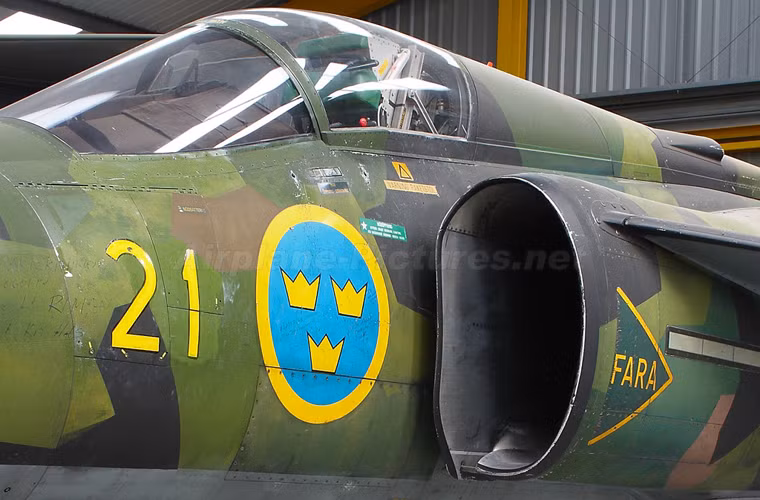 Cận cảnh một trong hai cửa hút không khí cho động cơ RM8 hoạt động.