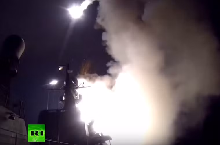 Trong ảnh, tàu hộ vệ Dagestan phóng tên lửa hành trình 3M-14T vào các mục tiêu phiến quân IS cách đến 1.500km.