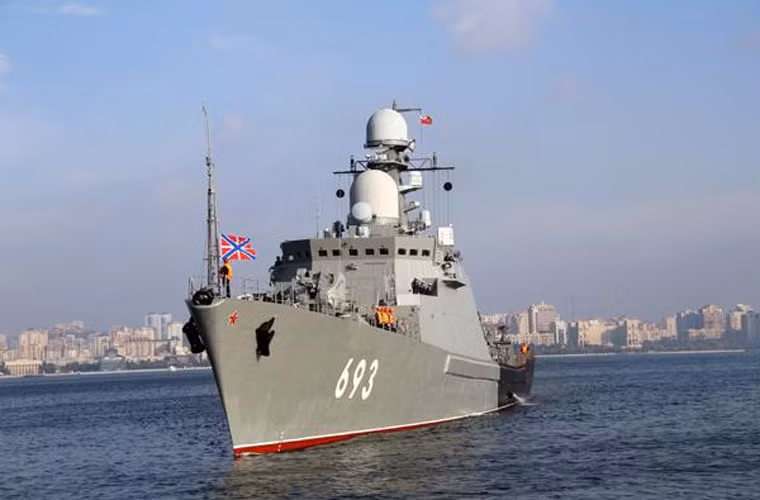 Trong ảnh là tàu hộ vệ Degastan thuộc lớp tàu Gepard Project 11661K đóng cho Hải quân Nga. Đây là một trong 4 tàu của Hải quân Nga thực hiện cuộc phóng thành công tên lửa hành trình 3M-14T Kalibr tấn công chính xác mục tiêu phiến quân IS tại Syria vào ngày 7/11.