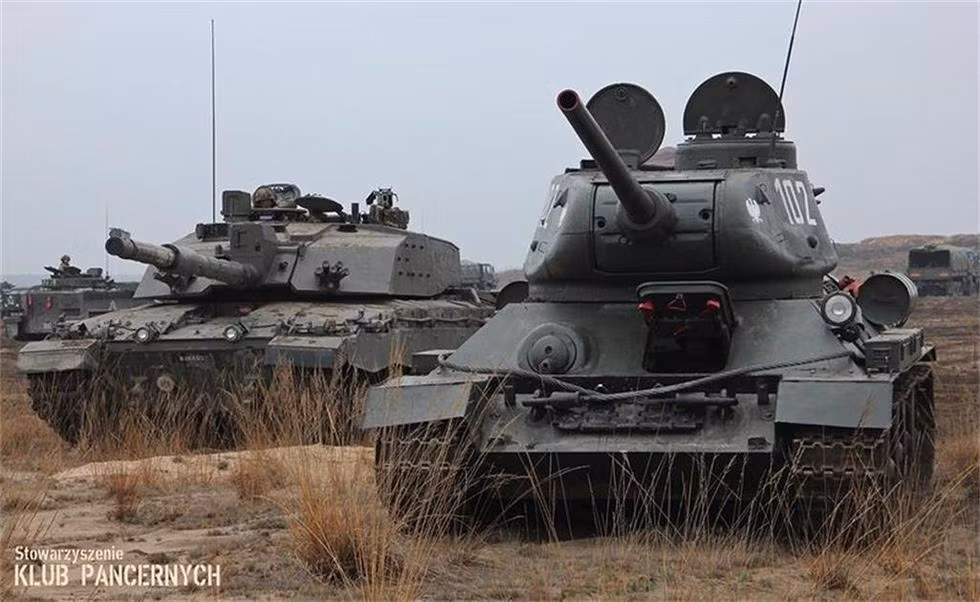 Nghe việc một chiếc xe tăng có tuổi đời hơn 70 năm tập trận có vẻ là rất kỳ dị. Tuy nhiên, đây lại là sự thật, cuộc tập trận được tiến hành giữa các xe tăng Challenger 2 của Sư đoàn thiết giáp 3 Quân đội Hoàng gia Anh với xe tăng T-34 của Lữ đoàn Kỵ binh 10, Quân đội Ba Lan.