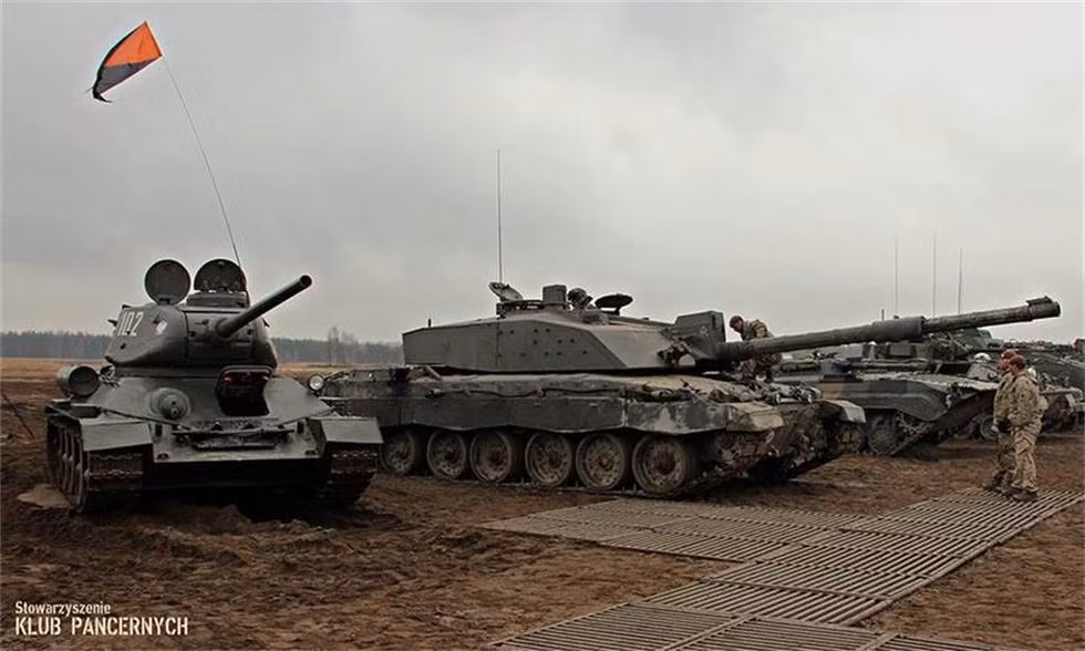 Trong khi đó, Challenger 2 là cỗ tăng mạnh nhất của Lục quân Hoàng gia Anh hiện nay, trang bị pháo chính 120mm có sức xuyên cao và bộ giáp bí hiểm sở hữu những công nghệ tuyệt mật nhất trên thế giới. Từng tham chiến ở Iraq, Challenger 2 tự hào là chưa bao giờ bị phá hủy.
