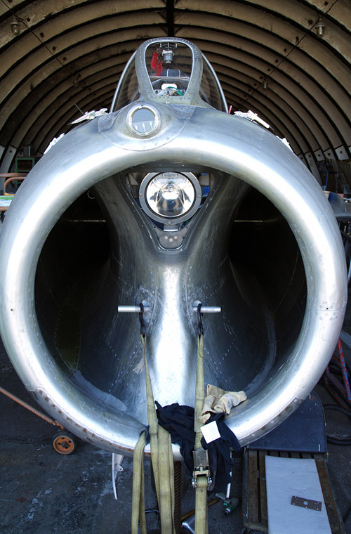 Cửa hút không khí tăng lực động cơ của MiG-15UTI đặt ở đầu mũi.