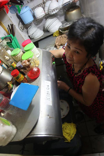 Căn bếp chừng 1 mét vuông khiến các bà nội trợ phải đứng gần như áp sát thân người vào bếp gas.