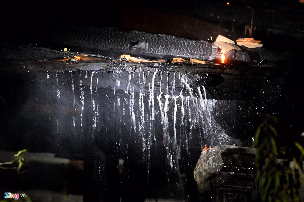 Tại thời điểm lực lượng cứu hỏa đã khống chế được ngọn lửa, một số đốm nhỏ vẫn âm ỉ cháy trong các khe dầm gỗ.