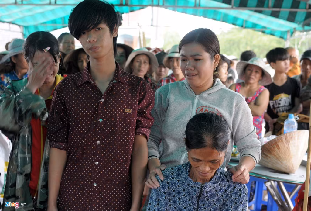 Chiều 4/11, hàng trăm người dân ở xã An Ninh Đông (huyện Tuy An) đến chia sẻ đau thương cùng gia đình bà Phan Thị Mai có con trai chết đuối trong lúc chèo ghe đưa bà con đi tránh lũ. Theo người nhà nạn nhân, ngày 3/11, Nguyễn Bạch(15 tuổi) chèo ghe đưa 3 người đi tránh lũ, do gió mạnh kèm theo nước xiết khiến chiếc sõng (ghe) bị lật úp. Ba người bơi được vào bờ còn Bạch bị nước lũ cuốn trôi chết đuối.