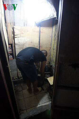 Căn bếp kiêm nhà tắm chỉ rộng chừng 1 mét vuông vẫn được cho là… khá rộng so với nhiều hộ ở đây.