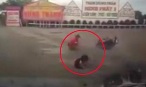 Va cham voi o to, bo bat day om con sau cu nga