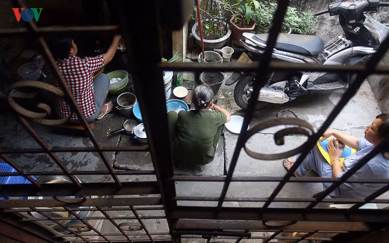 Tuy vậy, hàng chục hộ dân ở đây vẫn phải bám trụ trong điều kiện sống hết sức hạn chế bởi họ đa phần là người lao động nghèo, không biết đi đâu.