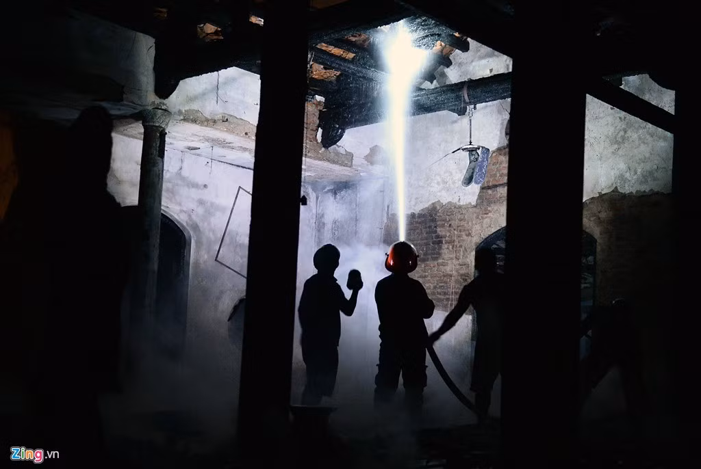 Cảnh sát phòng cháy chữa cháy công an quận Tây Hồ đã điều động 4 xe cứu hỏa cùng một máy bơm hút nước từ hồ Tây để dập lửa.