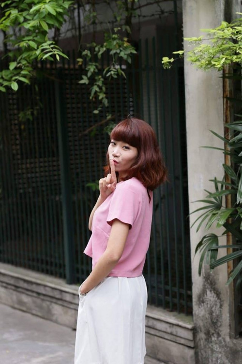 Nhanh chóng, danh tính của cô gái 9X này được nhiều người tìm kiếm. Theo đó, được biết cô gái đang khiến dân mạng tò mò này có tên Trần Tú Quyên (sinh năm 1992). Quyên sinh ra ở Sóc Sơn, Hà Nội. Đến năm cấp 2 gia đình cô chuyển về Phú Thọ sinh sống. Hiện Tú Quyên đang là trưởng phòng Marketing của một chuỗi nhà hàng bánh mỳ tại Hà Nội.